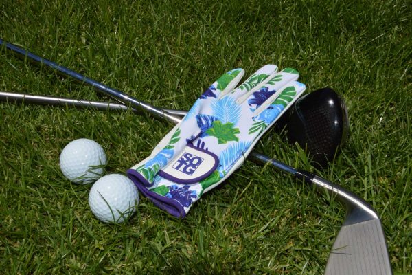 Golfhandschuhe für Damen im Design Tropic Blue auf dem Green