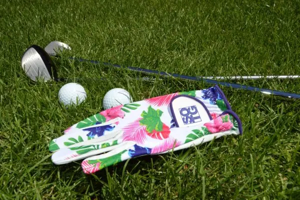 Golfhandschuhe für Damen im Design Tropic Pink auf dem Green